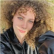 Soy una chica italiana de 23 años, apasionada por los idiomas y con un diploma en lenguas extranjeras.